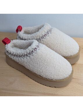 Ccocci Trdailte Cozy Cream Shoes with Red Accents 7.5 Platform